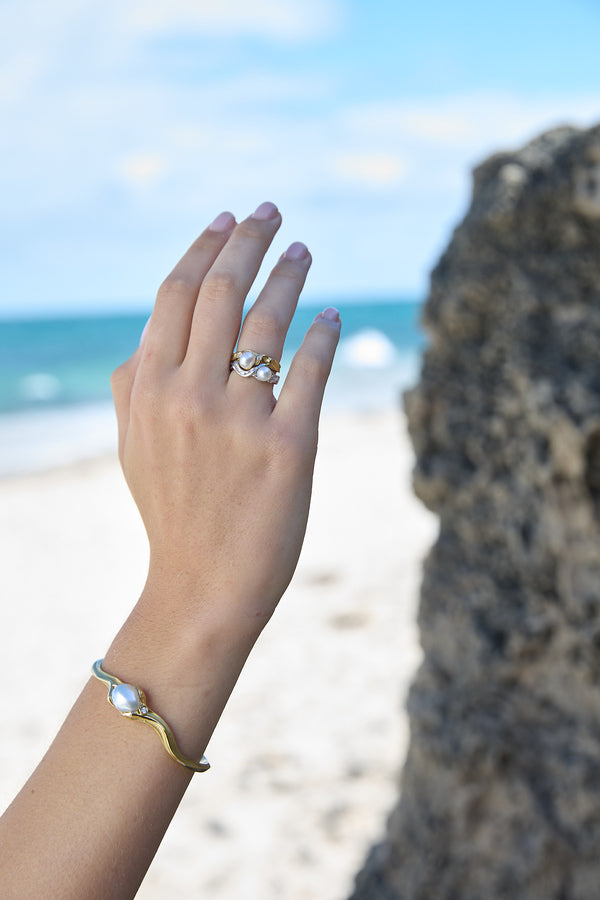 Interlocking Seedless Pearl and Diamond Rings