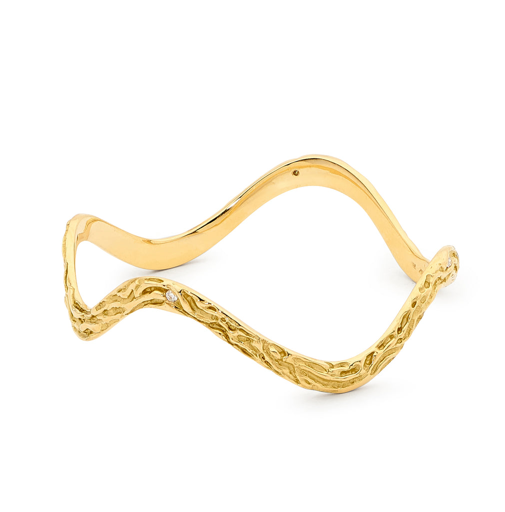 18ct Yellow Gold Textured Wave Bangle – Linneys Jewellery