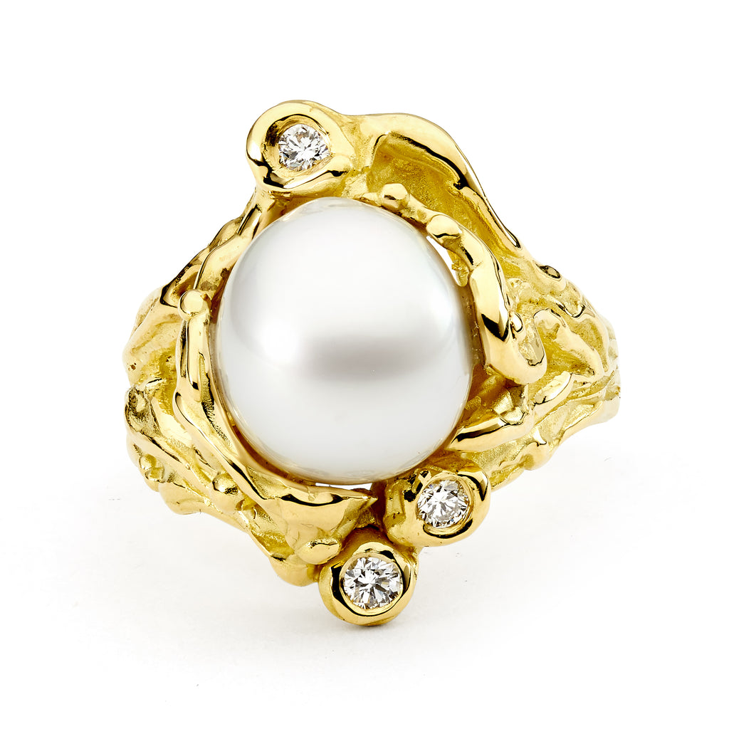 Oval Pearl textured yellow gold ring